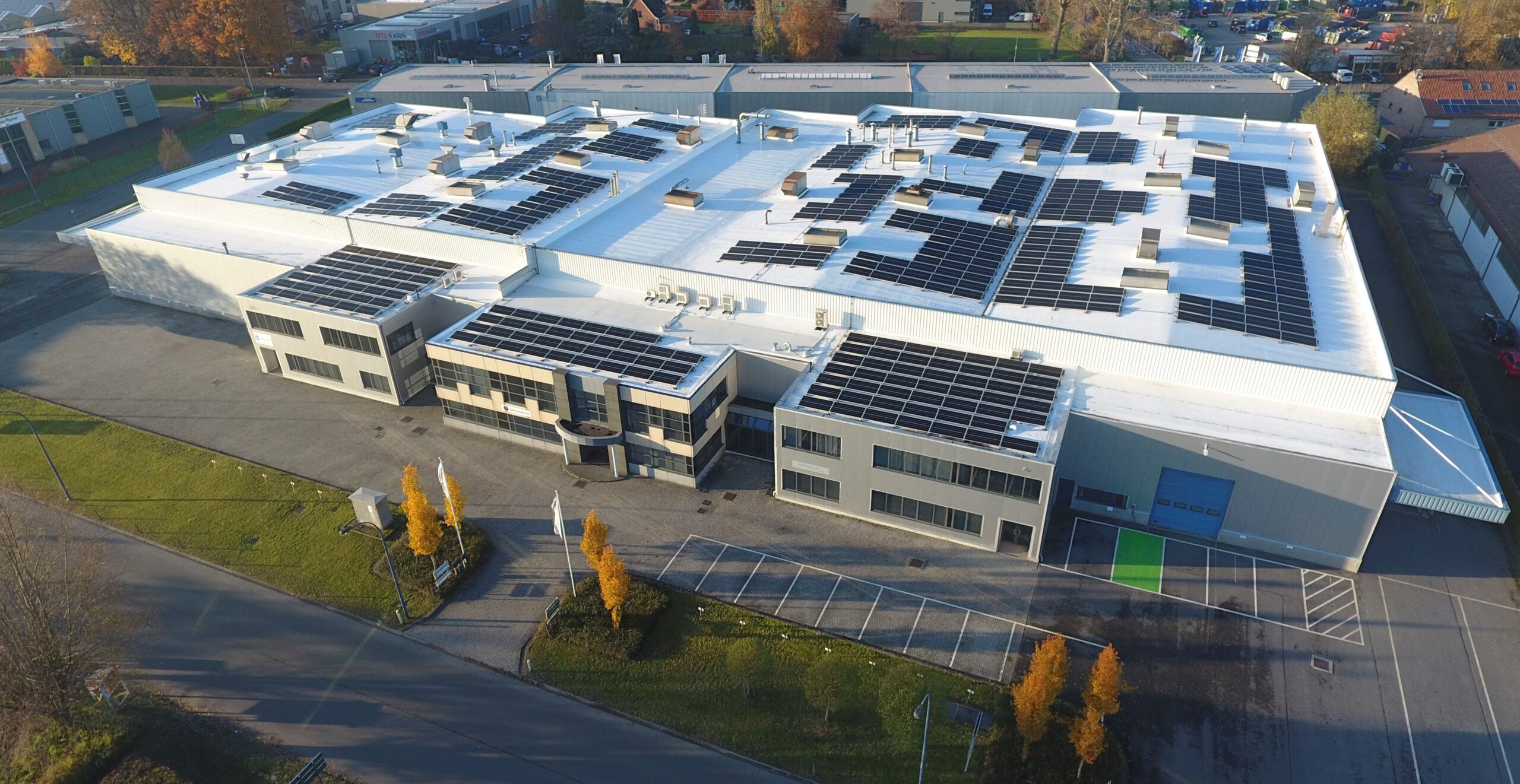 Luchtfoto van het bedrijfsgebouw van Almaplast in Kontich
